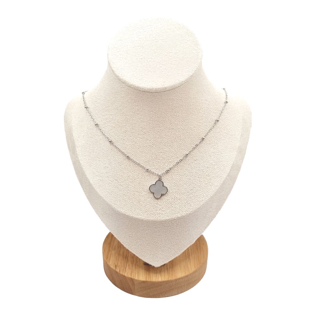 Collier en Acier Inoxydable Argenté avec Motif Floral Nacré – Douceur et Élégance Naturelle
