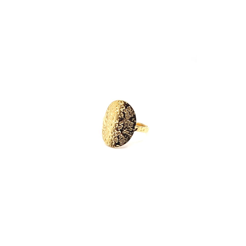 Bague en Acier Inoxydable Doré Motif Gravure Martelée – Audace et Style Ancien