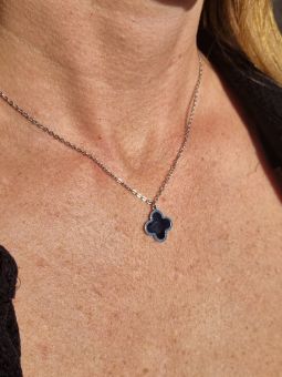 Collier en Acier Inoxydable Argenté avec Pendentif Fleur Émaillée Noire