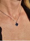 Collier en Acier Inoxydable Argenté avec Pendentif Fleur Émaillée Noire