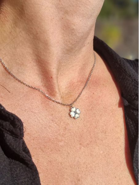 Collier en Acier Inoxydable Argenté avec Pendentif Fleur en Nacre
