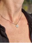 Collier en Acier Inoxydable Argenté avec Pendentif Fleur en Nacre