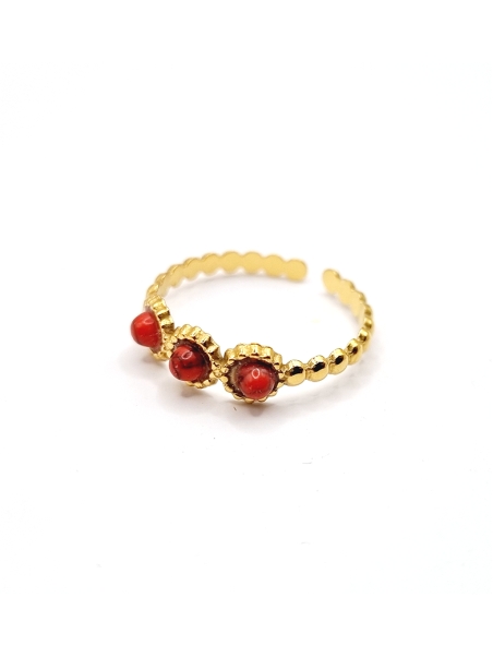 Bague ajustable dorée avec trois pierres rouges