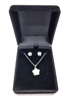 Parure Fleur de Nacre en Acier Inoxydable Argenté – Collier et Boucles d’Oreilles Étincelantes