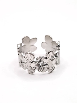 Bague argentée fleurs en relief – motif floral romantique