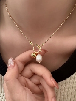 Collier Doré à Perle Baroque et Fermoir T – Charme Chic et Moderne