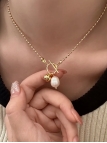 Collier Doré à Perle Baroque et Fermoir T – Charme Chic et Moderne