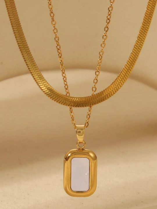 Collier Double Chaîne Dorée et Pendentif Rectangulaire – Raffinement Contemporain