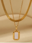 Collier Double Chaîne Dorée et Pendentif Rectangulaire – Raffinement Contemporain