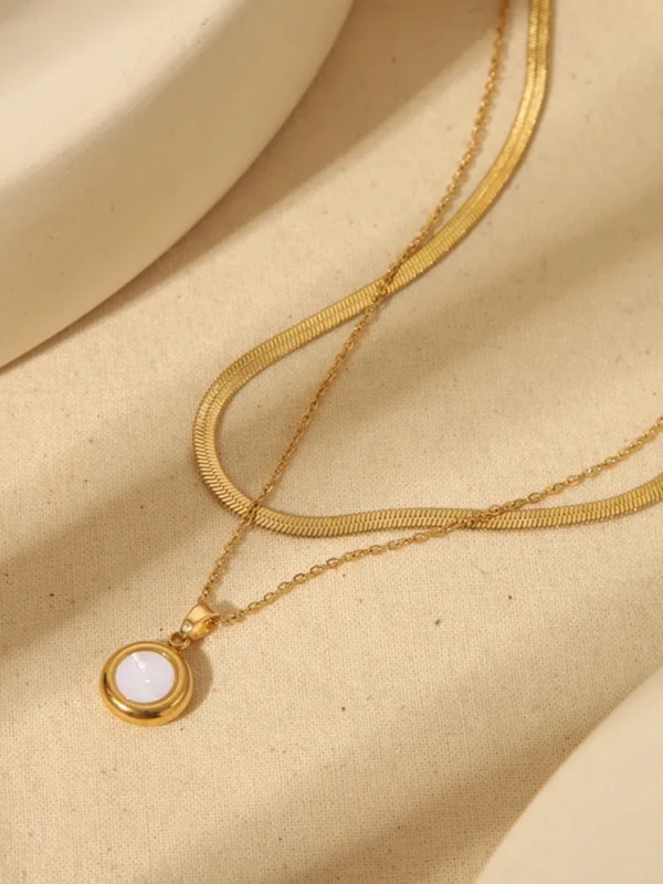 Collier Double Chaîne Dorée et Pendentif Rond – Élégance Intemporelle