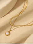 Collier Double Chaîne Dorée et Pendentif Rond – Élégance Intemporelle