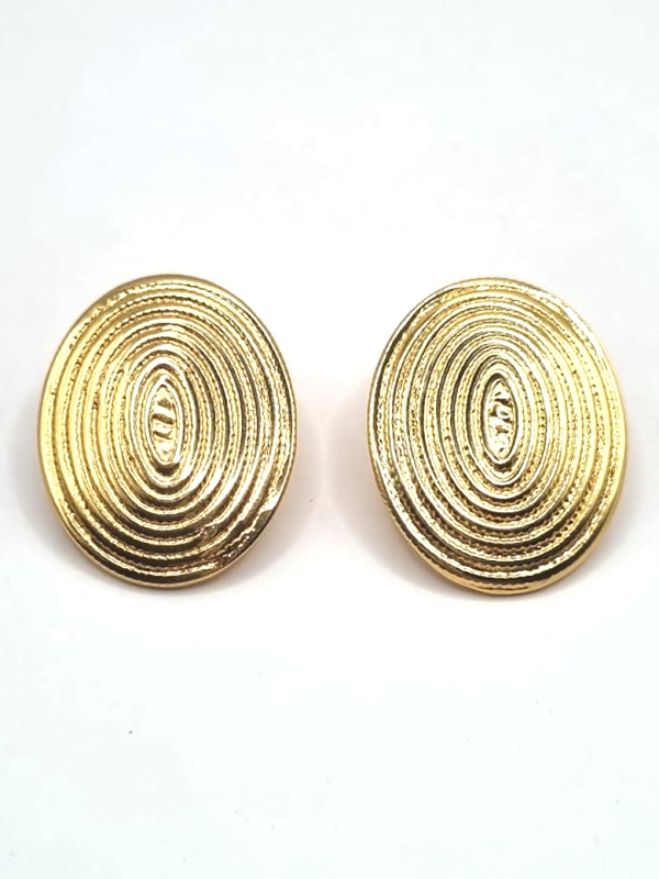 Boucles d’Oreilles Ovales Dorées à Relief Concentrique – Graphisme et Élégance