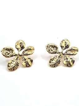 Boucles d’Oreilles Fleur Martelée Dorée – Élégance Organique et Naturelle