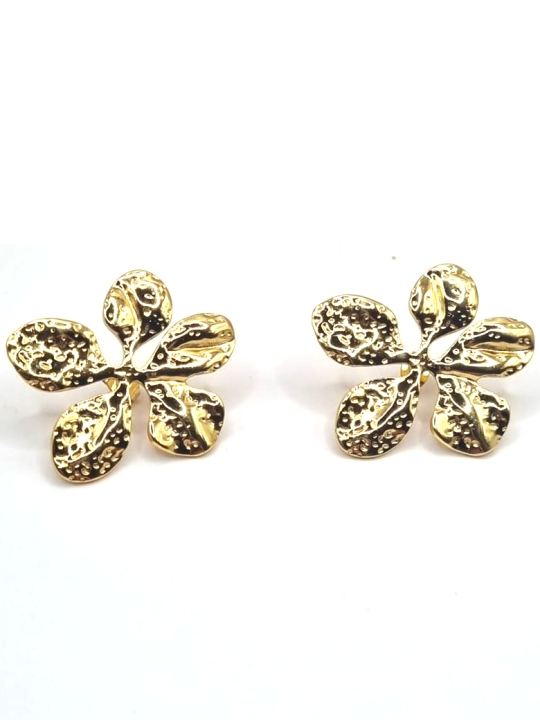 Boucles d’Oreilles Fleur Martelée Dorée – Élégance Organique et Naturelle