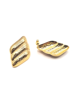 Boucles d’Oreilles Dorées Nervurées Martelées – Structure & Éclat Audacieux