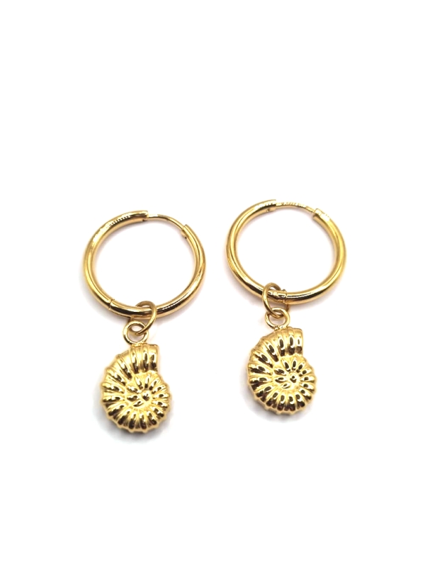 Créoles Dorées avec Pendentifs Fossiles – Élégance Inspirée de la Nature