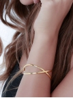 Bracelet Jonc Croisé – Élégance Minimaliste en Acier Doré