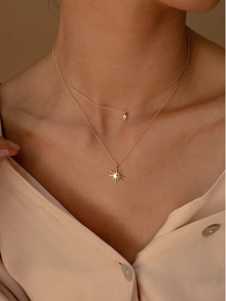 Collier Double Chaîne Étoile & Zircon – Lumière Dorée en Acier Inoxydable