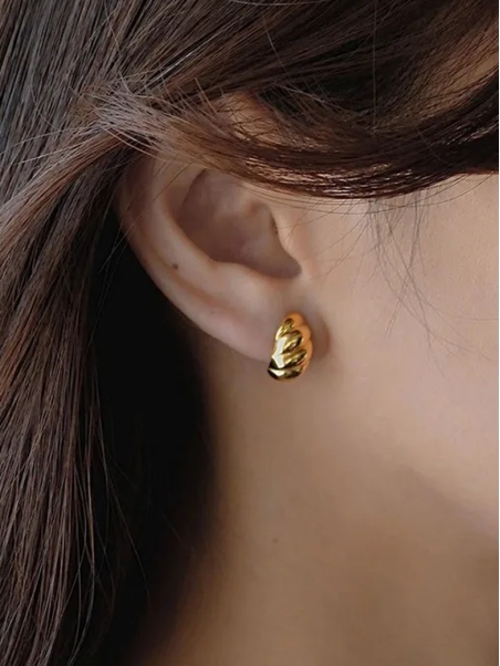 Boucles d’Oreilles Torsadées Dorées – Élégance Sculptée en Acier Inoxydable