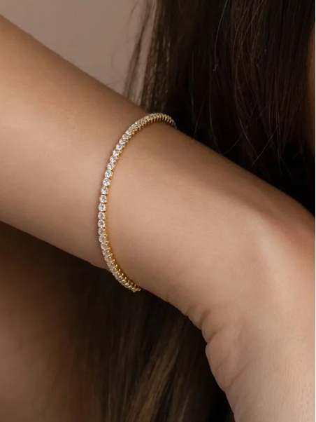 Bracelet Tennis Doré & Cristaux – Élégance Intemporelle et Éclat Raffiné