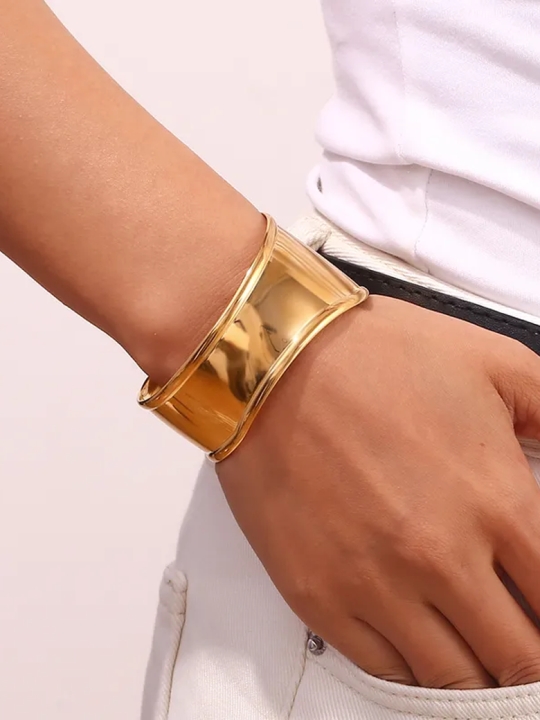 Bracelet Manchette Large Doré en Acier Inoxydable – Design Sculptural & Élégant