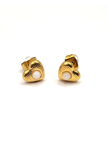 Boucles d’Oreilles Cœur Doré Texturé avec Nacre Blanche – Délicate et Intemporelle