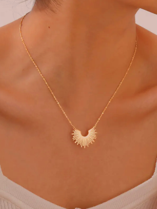 Collier Soleil Rayonnant – Doré en Acier Inoxydable