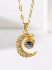 Collier Lune Dorée Strass & Pierre Irisée en Acier Inoxydable – Mystique & Étincelant