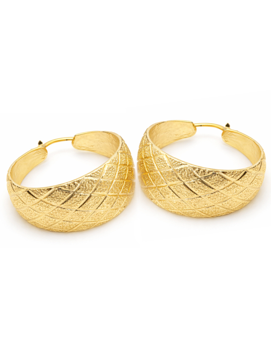 Boucles d’Oreilles Créoles Bombées Texturées Plaqué Or 18K – Effet Croisé Sculpté