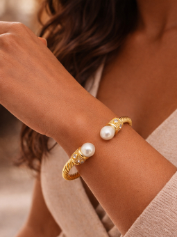 Bracelet Jonc Torsadé Perles Blanches Plaqué Or 18K – Diamètre 60 mm Élégant