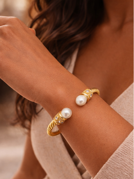 Bracelet Jonc Torsadé Perles Blanches Plaqué Or 18K – Diamètre 60 mm Élégant