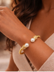 Bracelet Jonc Torsadé Perles Blanches Plaqué Or 18K – Diamètre 60 mm Élégant