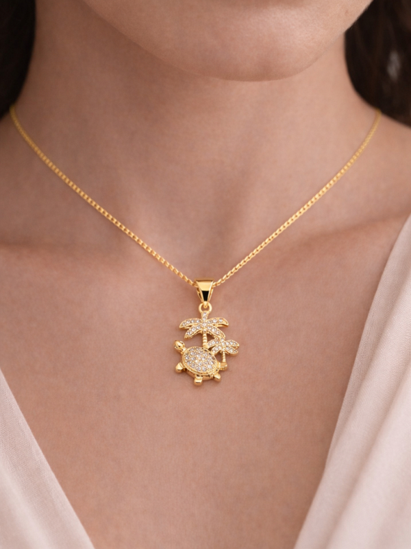 Collier Tortue & Palmiers Zircon Plaqué Or 18K – Chaîne 45 cm et Pendentif 20 mm