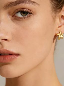 Boucles d'Oreilles Fleur Dorée en Acier Inoxydable – Design Floral Gravé