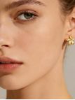 Boucles d'Oreilles Fleur Dorée en Acier Inoxydable – Design Floral Gravé