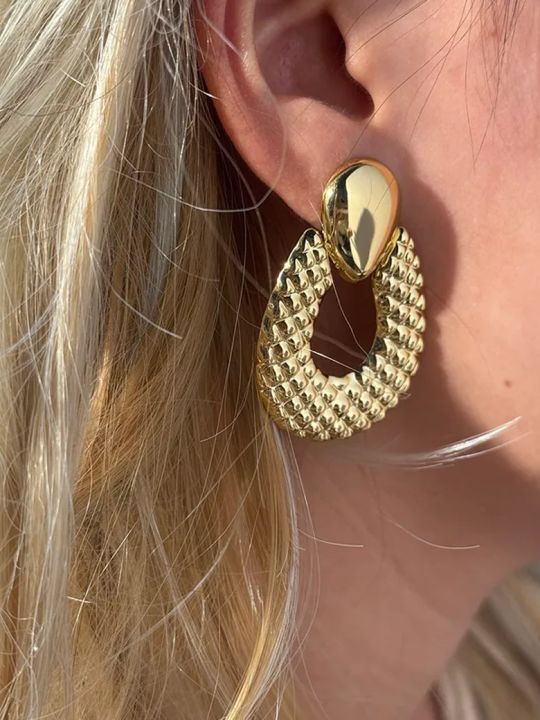 Boucles d'Oreilles Goutte Texturée en Acier Inoxydable Doré – Élégance Vintage Chic